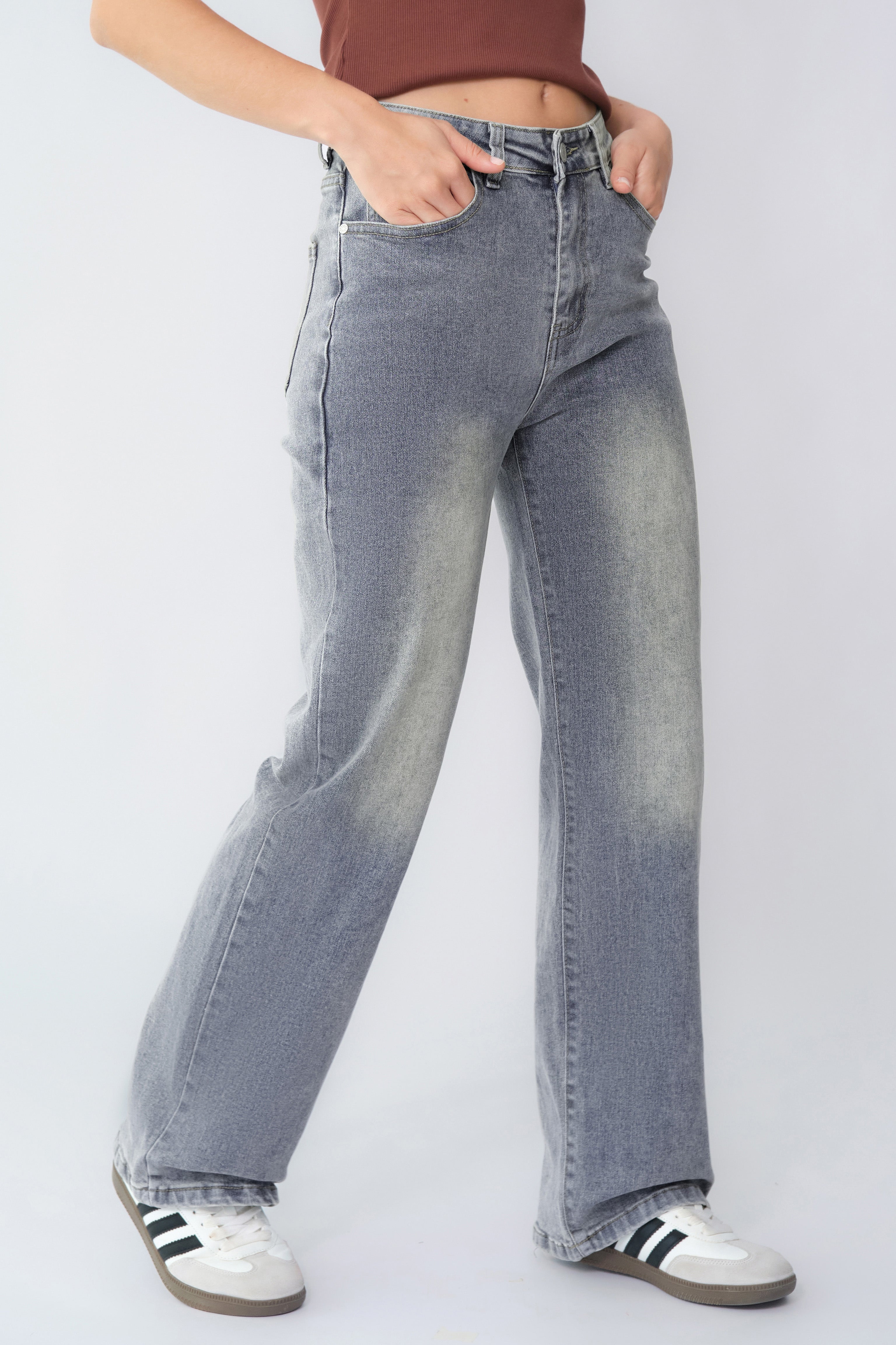 Mid-Rise Stretch Wide-Leg Jeans β Multi-Pocket Design