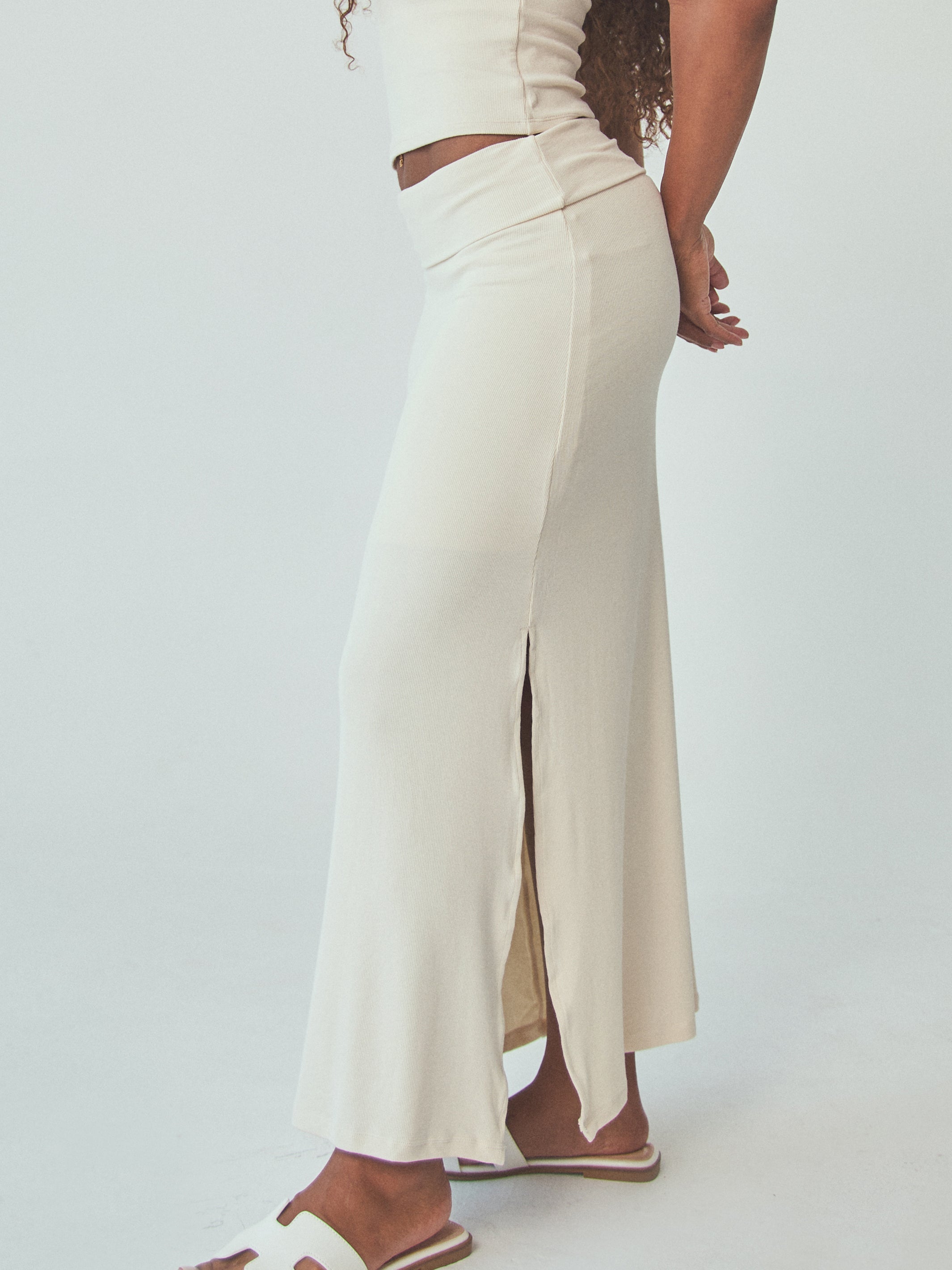 Fold-Over Ribbed Maxi Skirt – Side Slit Fit